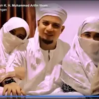 Tidak mudah wanita menerima kenyataan suaminya untuk menikah lagi atau berpoligami. Salah satu Ustaz yang sukses dengan poligami adalah Ustaz Arifin Ilham. Melalui media sosialnya, ia berbagi 10 pilar rumah tangga. (Instagram/kh_m_arifin_ilham)