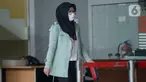 Ketua Unit Layanan Pengadaan Bakamla, Leni Marlena usai menjalani pemeriksaan oleh penyidik terkait kasus pengadaan perangkat transportasi informasi terintegrasi atau "Backbone Coastal Surveillance System" pada Bakamla RI Tahun 2016 di KPK, Jakarta, Kamis (11/6/2020). (merdeka.com/Dwi Narwoko)