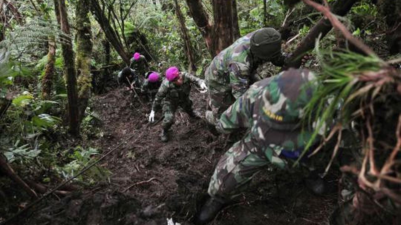 Tim gabungan evakuasi TNI mengangkat jenazah korban kecelakaan pesawat 