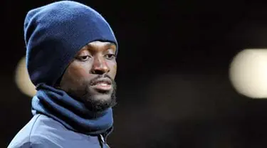 Ekspresi striker Manchester City Emmanuel Adebayor jelang leg kedua semifinal Carling Cup melawan Manchester United di Old Trafford, 27 Januari 2010. AFP PHOTO / PAUL ELLIS