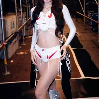 LISA tampil berbeda dari biasanya saat naik ke panggung bersama BLACKPINK. [@lalalalisa_m].