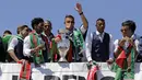 Cristiano Ronaldo (tengah) memberikan salam kepada fans saat parade bersama trofi juara di Lisbon, Portugal, (11/7/2016). (AFP/Jose Manuel Ribiro)