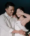 Jessica Mila sedang berbahagia setelah dilamar Yakup Hasibuan. Nuansa putih jadi dress code acara lamaran super romantis berlatar lautan berpagar bunga dengan lantunan suara merdu Tulus. (Foto: Instagram @salvynathan)