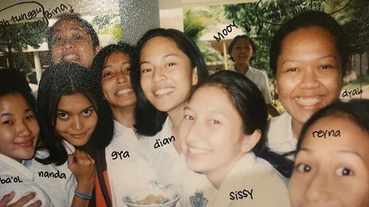 Potret Lawas Dian Sastrowardoyo Bareng Bestie di Zaman SMA, Wajah Cantik Natural Disorot - Kompak Mirip Geng AADC Banget