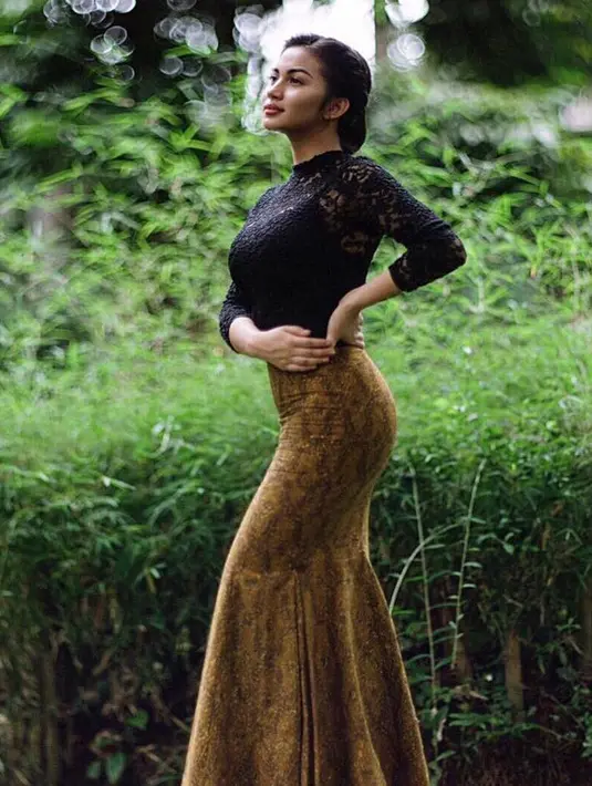 Cantik bukan main kan Ariel Tatum? Ia memakai kain bermotif batik yang berbentuk duyung dan dipadukannya dengan atasan berbahan brokat warna hitam. Lekuk tubuh Ariel Tatum ini pastinya membuatnya makin tampak seksi. (Foto: Instagram)