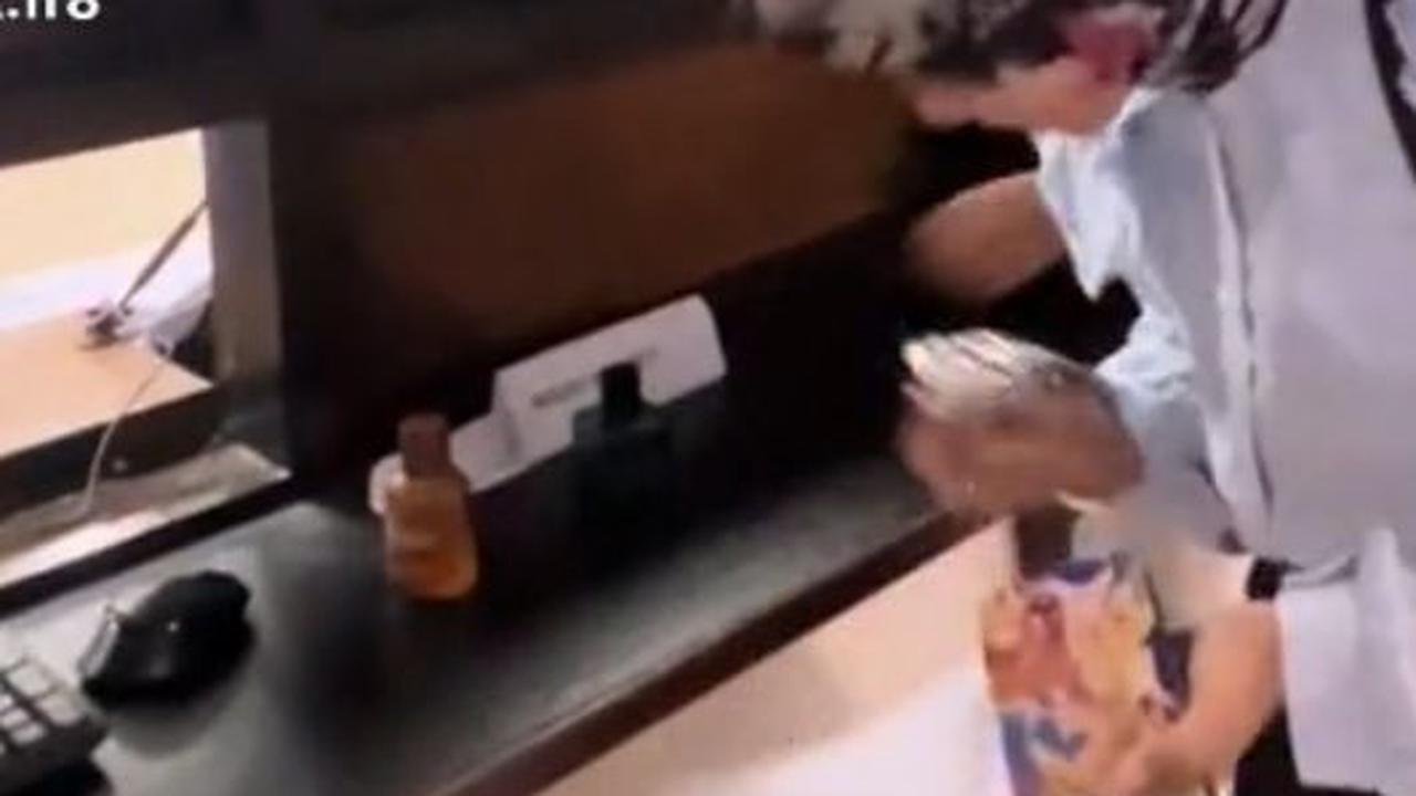Momen Admin Kampus Sediakan Parfum Gratis untuk Mahasiswa Ini Viral, Curi Perhatian