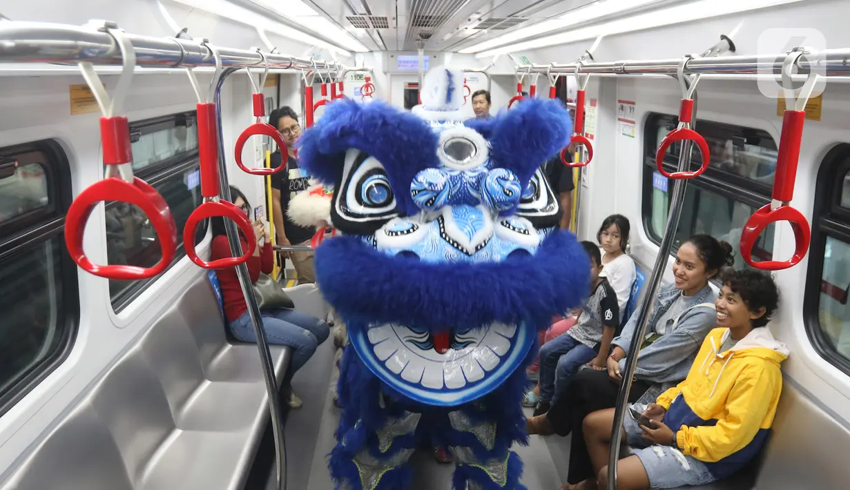 Pertunjukkan barongsai menghibur penumpang di Stasiun LRT Velodrome (25/1/2020). Pertunjukan tersebut dalam rangka perayaan tahun baru Imlek yang ke-2571. (Liputan6.com/Herman Zakharia)