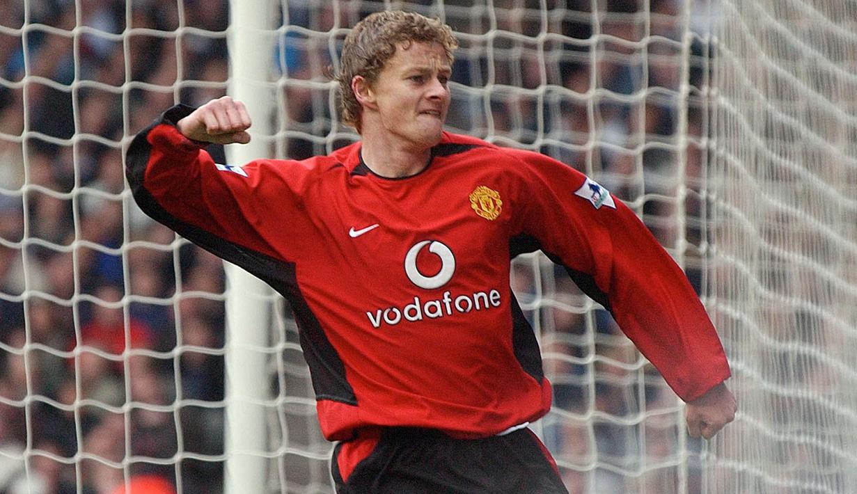 Ole Gunnar Solskjaer melakukan hat-trick sepurna ketika Liga Inggris musim 1999/2000. Kala itu Machester United sedang menghadapi Everton. Sebenarnya itu lebih dari perfect hat-trick karena ia berhasil mencetak empat gol dan membuat Setan Merah unggul telak 5-1 atas Everton. (Foto: AFP/Paul Barker)