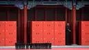 Sepatu bot milik anggota Tentara Pembebasan Rakyat China terlihat di lapangan basket di Kota Terlarang di Beijing, (7/3). (AP Photo/Aijaz Rahi)