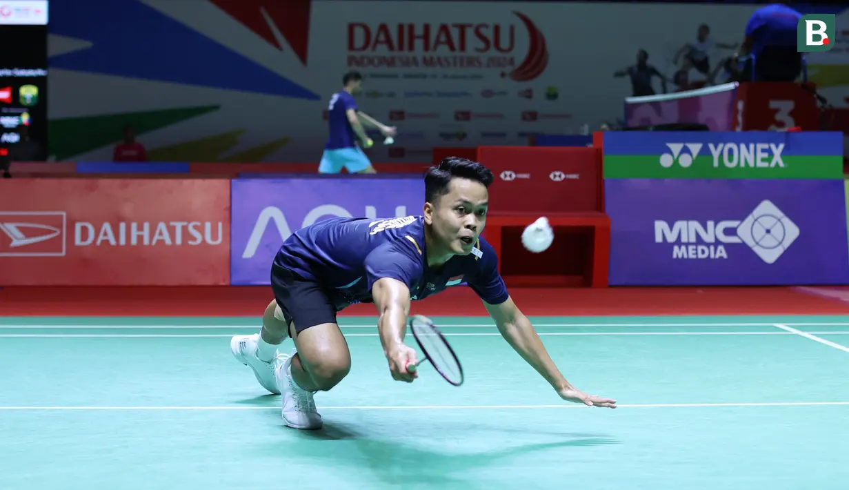 <p>Tunggal putra Indonesia, Anthony Sinisuka Ginting berusaha mengembalikan bola smes dari lawannya, tunggal putra Thailand, Kantaphon Wangcharoen pada laga babak 32 besar Indonesia Masters 2024 di Istora Senayan, Jakarta, Rabu (24/1/2024). Anthony Sinisuka Ginting menang straight game 21-13, 21-15. (Bola.com/M Iqbal Ichsan)</p>