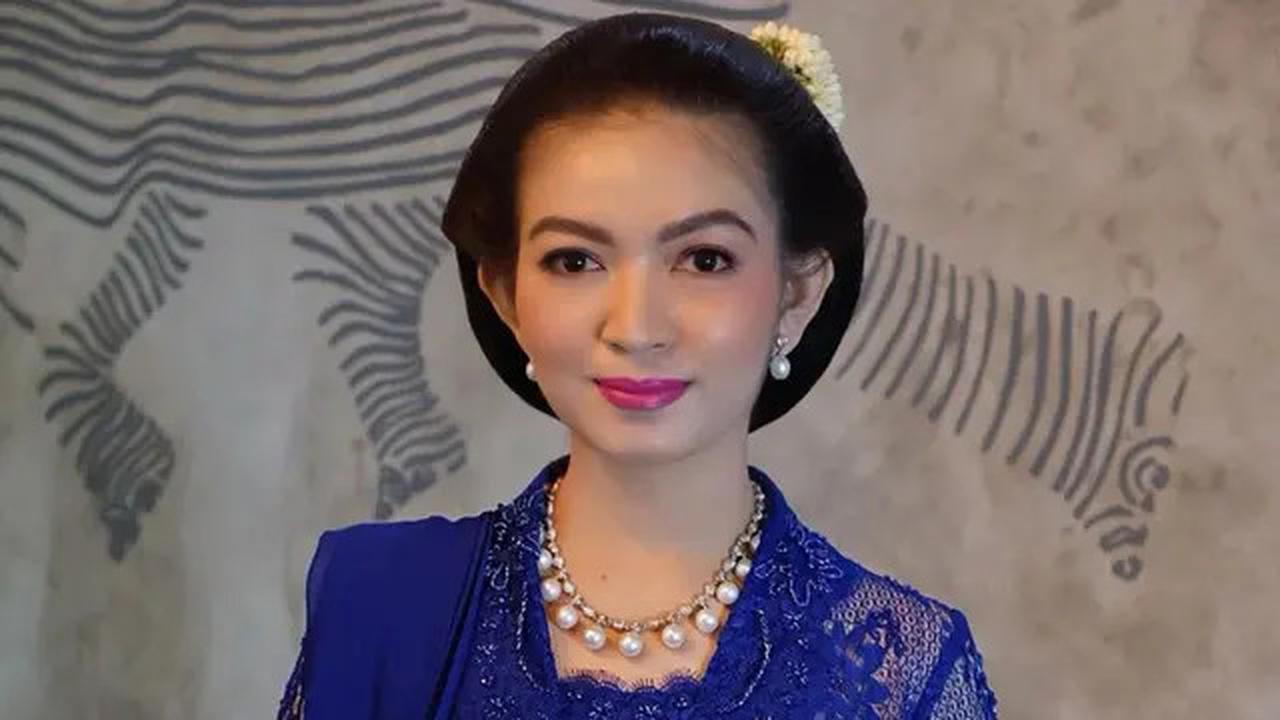 Ia juga memesona dengan kebaya biru.