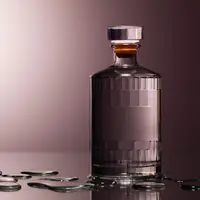 Setelah memakai parfum, kamu harus pastikan kembali sudah menutupnya dengan rapat tanpa celah atau belum. Hal ini dilakukan supaya parfum tidak terpapar oksigen. (Foto dok: Freepik/EyeEm).