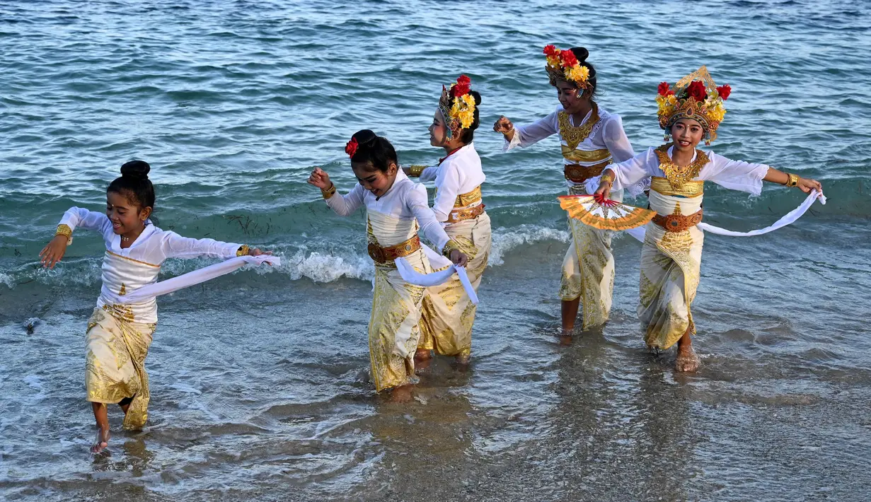 Upacara tersebut digelar untuk menyambut perhelatan World Water Forum ke-10. (SONNY TUMBELAKA/AFP)