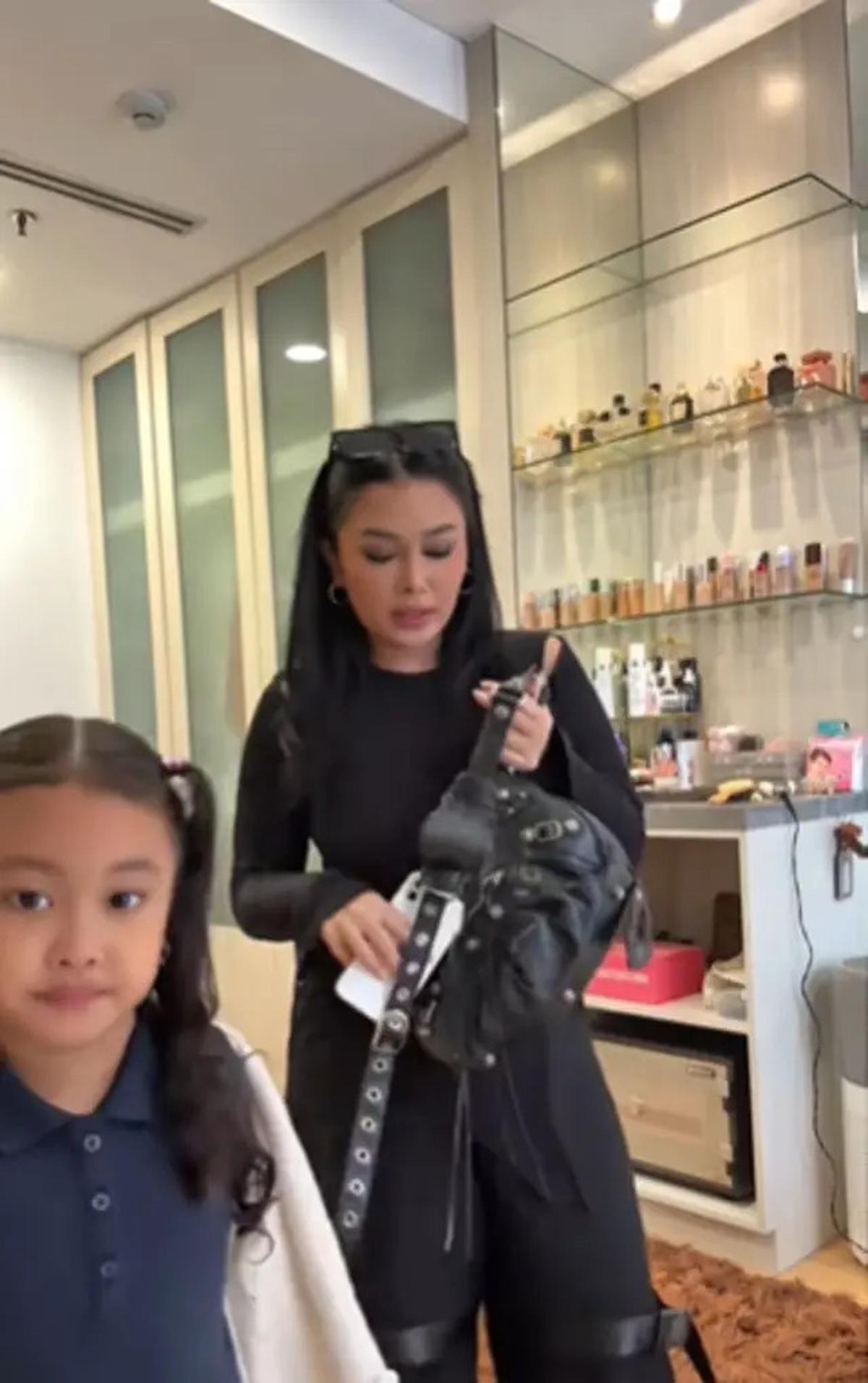 6 Potret Rumah Mutia Ayu dan Gewa Putri Glenn Fredly, Hadirkan Foto Mendiang