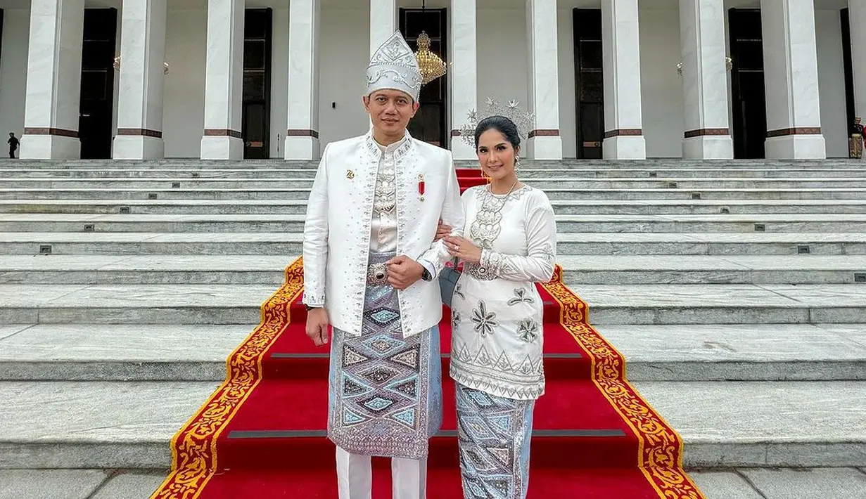 Menjadi istri dari Menteri Menteri Agraria dan Tata Ruang/Kepala Badan Pertanahan Nasional Agus Harimurti Yudhoyono, Annisa Pohan tampil totalitas mengenakan baju adat Kotawaringin Barat lengkap dengan aksesori kepalanya. [@agusyudhoyono].