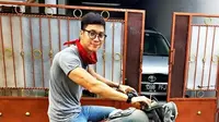 Dikta lebih sering menggunakan motor untuk bepergian.