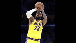Pebasket Los Angeles Lakers, LeBron James berusaha mencetak poin dalam laga lanjutan NBA melawan New Orleans Pelicans di Crypto Arena, Los Angeles, Rabu (05/03/2025) pagi WIB. (AP Photo/Jae C. Hong)
