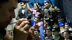 Dennis Mendoza saat menyelesaikan mainan buatannya yang merupakan karakter Presiden Filipina Rodrigo Duterte di kota Pasay , metro Manila , Filipina,(19/7). Pria 36 tahun ini menjual mainannya seharga 220 ribu hingga 1 jutaan. (REUTERS / Romeo Ranoco)