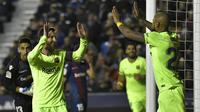Gelandang Barcelona, Lonel Messi, merayakan gol yang dicetaknya ke gawang Levante  pada laga La Liga di Stadion Ciutat de Valencia, Valencia, Minggu (16/12). Levante kalah 0-5 dari Barcelona. (AFP/Jose Jordan)