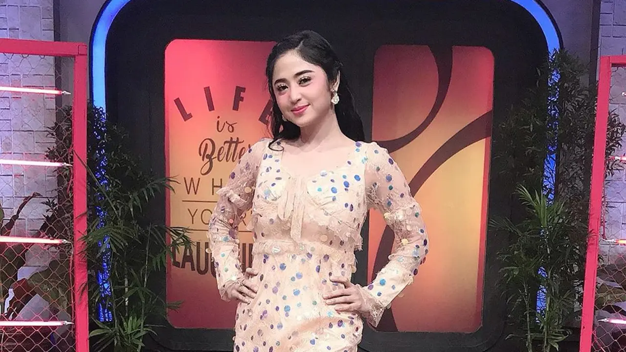 Cantiknya Dewi Perssik dalam Berbagai Model Rambut