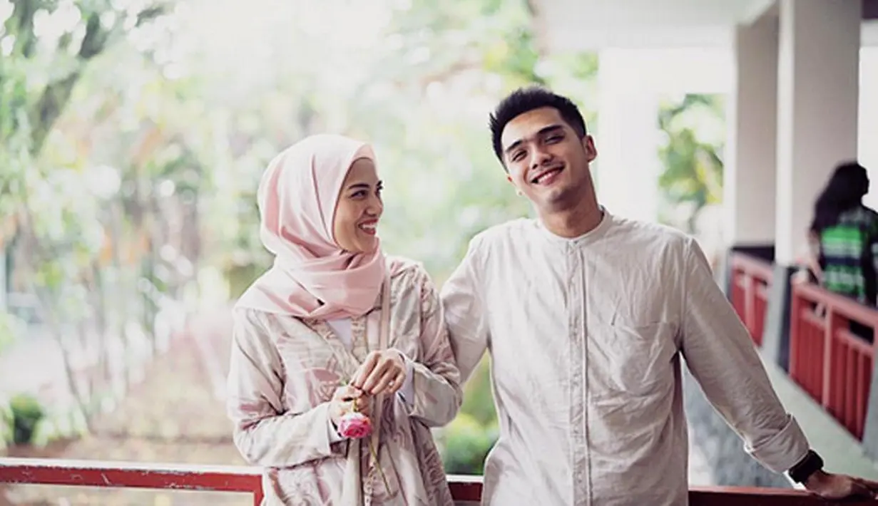 Sejak lama istri Ricky Harun memendam keinginannya untuk mengenakan hijab. Namun niat itu urung dilakukan. Belum lama ini, ia mengaku memantabkan hatinya untuk menutup auratnya. (Instagram/herfiza)