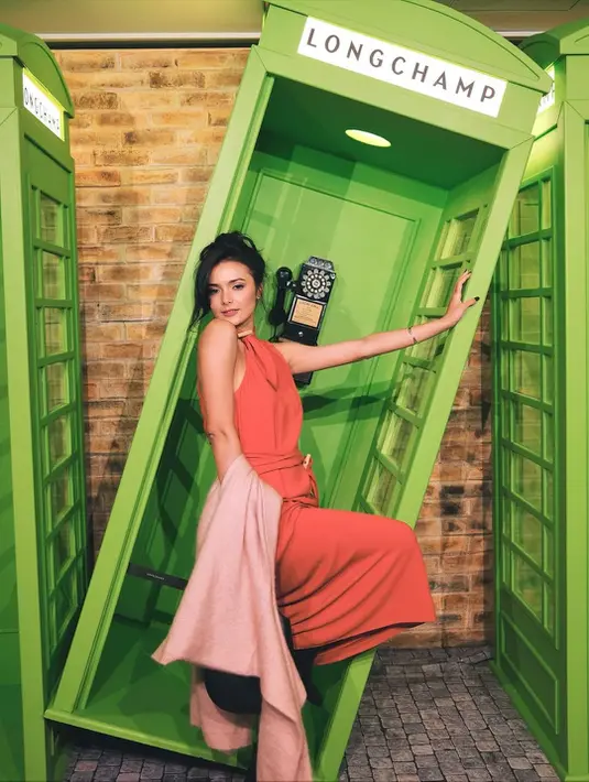 Amanda nampak kenakan halterneck dress yang casual berbalut outer cashmere pink [@amandarawles]