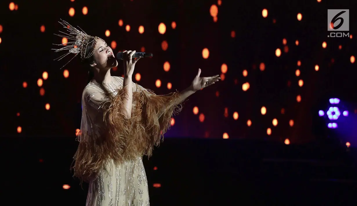 Ekspresi Raisa saat tampil menghibur penonton pada malam puncak HUT ke-27 SCTV di Hall D, Jiexpo Kemayoran, Jakarta, Kamis (24/8). Sejumlah artis ternama turut meramaikan malam spesial ini. (Liputan6.com/Herman Zakharia)
