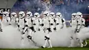 Pasukan Stormtroopers berjalan di lapangan saat istirahat pertandingan NFL antara Chicago Bears dan Minnesota Vikings di Chicago (9/10). Kedatangan karakter star wars ini untuk mempromosikan film Star Wars: The Last Jedi. (AP Photo/Charles Rex Arbogast)