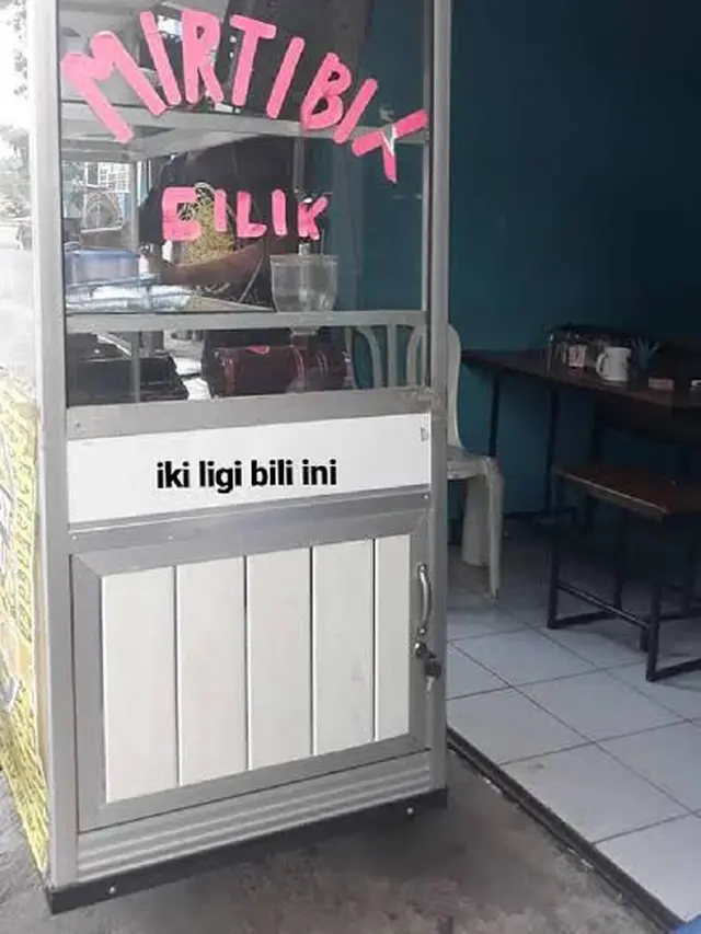 6 Tulisan Typo di Spanduk Jualan Ini Bikin Mikir Dua Kali