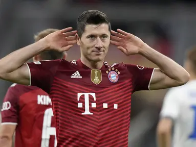 Penyerang Bayern Munchen, Robert Lewandowski berselebrasi usai mencetgrup E Liga Cak gol ke gawang Dynamo Kiev pada pertandingan hampions di Allianz Arena, Munich, Jerman, Kamis (30/9/2021). Lewandowski mencetak dua gol dan mengantar Bayern menang atas Dynamo Kiev 5-0. (AP Photo/Matthias Schrader)