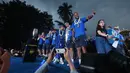 Striker Persib Bandung, David Da Silva (kanan) bersama Ciro Alves menyapa para bobotoh dari atas panggung utama setelah tiba di Gedung Sate, Kota Bandung, Sabtu (1/6/2024) sore usai melakukan pawai juara BRI Liga 1 2023/2024. (Bola.com/M Iqbal Ichsan)