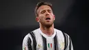 Arthur Melo. Gelandang tengah asal Brasil berusia 25 tahun yang kini menjalani musim keduanya bersama Juventus ini kini berbanderol 25 juta euro, mengalami penurunan 10 juta euro dari sebelumnya 35 juta euro. Jarang dimainkan akibat performa yang menurun jadi penyebabnya.  (AFP/Marco Bertorello)