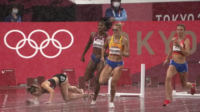 FOTO: Detik-Detik Atlet Denmark Terjatuh di Lintasan Lari Gawang Olimpiade