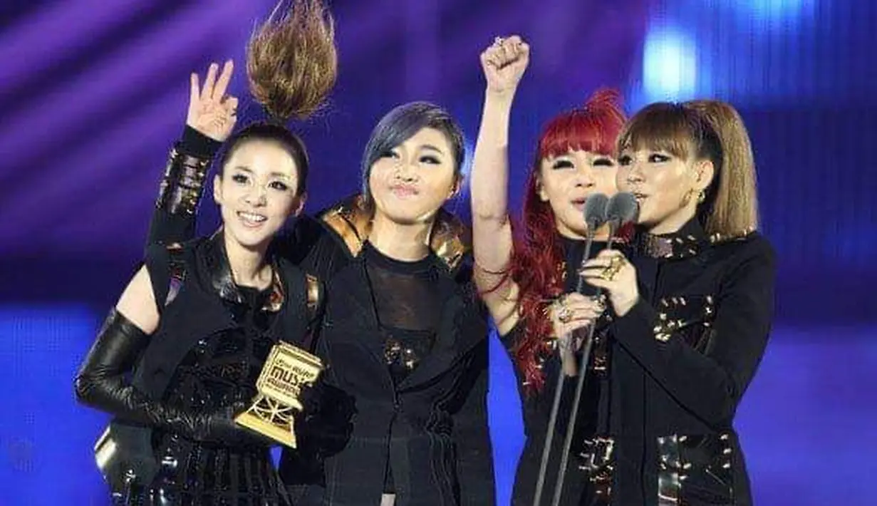 Begini penampilan Dara saat di acara penghargaan bergengsi MAMA tahun 2011. Dia tampil nyeleneh dengan gaya rambut jambul bak kobaran api. (Twitter/yaahni_).