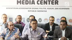 Menkopolhukam Wiranto (tengah) didampingi kedua tokoh Papua dan Papua Barat bersiap memberi keterangan terkait situasi/kondisi, Jakarta, Jumat (30/8/2019). Keterangan terkait hasil pertemuan dengan kedua tokoh dari Papua dan Papua Barat. (Liputan6.com/Helmi Fithriansyah)