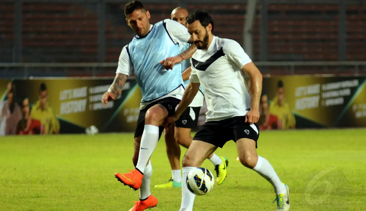 Dua mantan pemain Timnas Italia, Marco Materazzi (kiri) dan Gianluca Zambrotta bergabung dalam skuad Football Legends yang akan berlaga melawan Indonesia All Star di Stadion GBK Jakarta, (6/6/2014). (Liputan6.com/Helmi Fithriansyah)