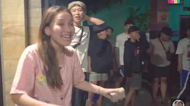 Ayu Ting Ting keliling bangunin sahur warga sekitar (YouTube/QissYou TV)