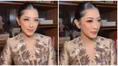 Potret detail makeup Aliya Rajasa bikin pangling. Wajah istri Ibas Yudhoyono ini dipoles oleh MUA Barry Irawan. Sementara rambutnya ditata oleh hair stylish Tri Helpy. Dengan polesan makeup flawless, Aliya Rajasa pancarkan pesonanya. Lipstik cokelat sedikit glossy dan blush on warna senada disesuaikan dengan busana yang dikenakan oleh anak kedua Hatta Rajasa ini. (Liputan6.com/IG/@ruby_26)