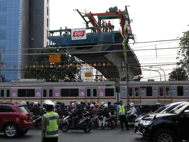 Kereta Commuter melintas di bawah proyek flyover Permata Hijau, Jakarta, Selasa (6/10/2015). Pelintasan kereta api di Permata Hijau yang menuju ke arah Patal Senayan akan ditutup karena pengerjaan struktur di atas pelintasan. (Liputan6.com/Yoppy Renato)