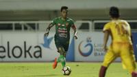 Kapten PS TNI, Manahati Lestusen, menggiring bola saat pertandingan melawan Sriwijaya FC pada laga Liga 1 Indonesia di Stadion Pakansari, Bogor, Rabu, (25/10/2017). PS TNI menang 2-1 atas Sriwijaya FC. (Bola.com/M Iqbal Ichsan)