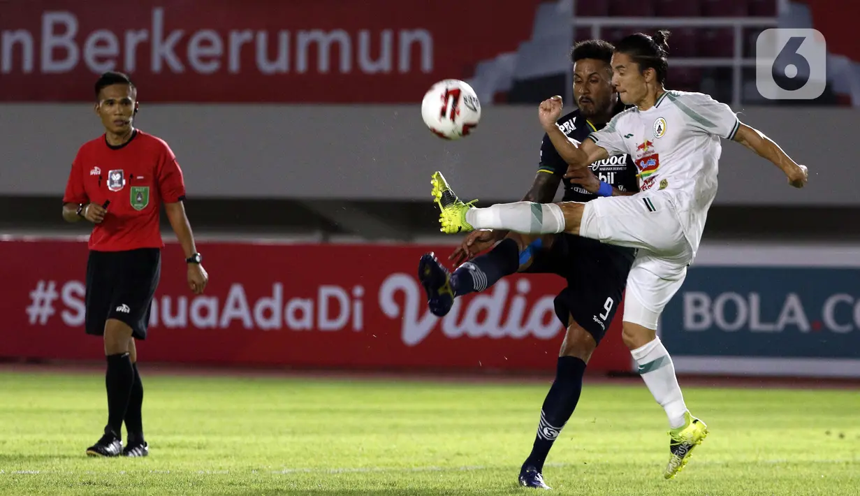 Pemain PS Sleman Kim Jefferey Kurniawan berebut bola dengan pemain Persib Bandung Wander Luiz Quieroz Dias dalam pertandingan semifinal leg kedua Piala Menpora 2021 di Stadion Manahan, Solo, Senin (19/4/2021). (Bola.com/Ikhwan Yanuar)