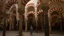 Seorang turis mengunjungi Masjid Katedral Cordoba di kota Cordoba, Spanyol pada 26 September 2018. Masjid peninggalan dinasti Umayah ini menjadi bagian penting dalam perjalanan Islam di Andalusia selama tiga abad. (AFP/JORGE GUERRERO)