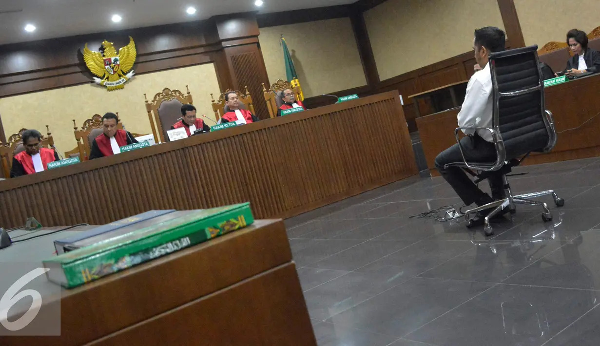Pengacara Saipul Jamil, Kasman Sangaji saat menjalani sidang di Pengadilan Tipikor, Jakarta, Senin (14/11). Kasman dijatuhi vonis 3,5 tahun penjara oleh Majelis Hakim Pengadilan Tipikor. (Liputan6.com/Helmi Affandi)