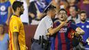 Pihak Kepolisian mengamankan seorang suporter yang berusaha mendekati pemain Barcelona Luis Suarez usai bertanding melawan Chelsea pada Laga International Champions Cup di FedEx Field, AS, Rabu (29/7/2015) pagi WIB. (AFP/Getty Images/ Patrick Smith)