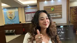 Dewi Perssik bergerak cepat menyisir nama-nama akun yang meresahkan dirinya. "Saya nggak tahu namanya (terduga pelaku penghinaan) itu siapa. Ada beberapa akun, cuma saya tulis nama akunnya saja. Saya tidak tahu orang itu," sambungnya. (ist - Munady Widjaja)
