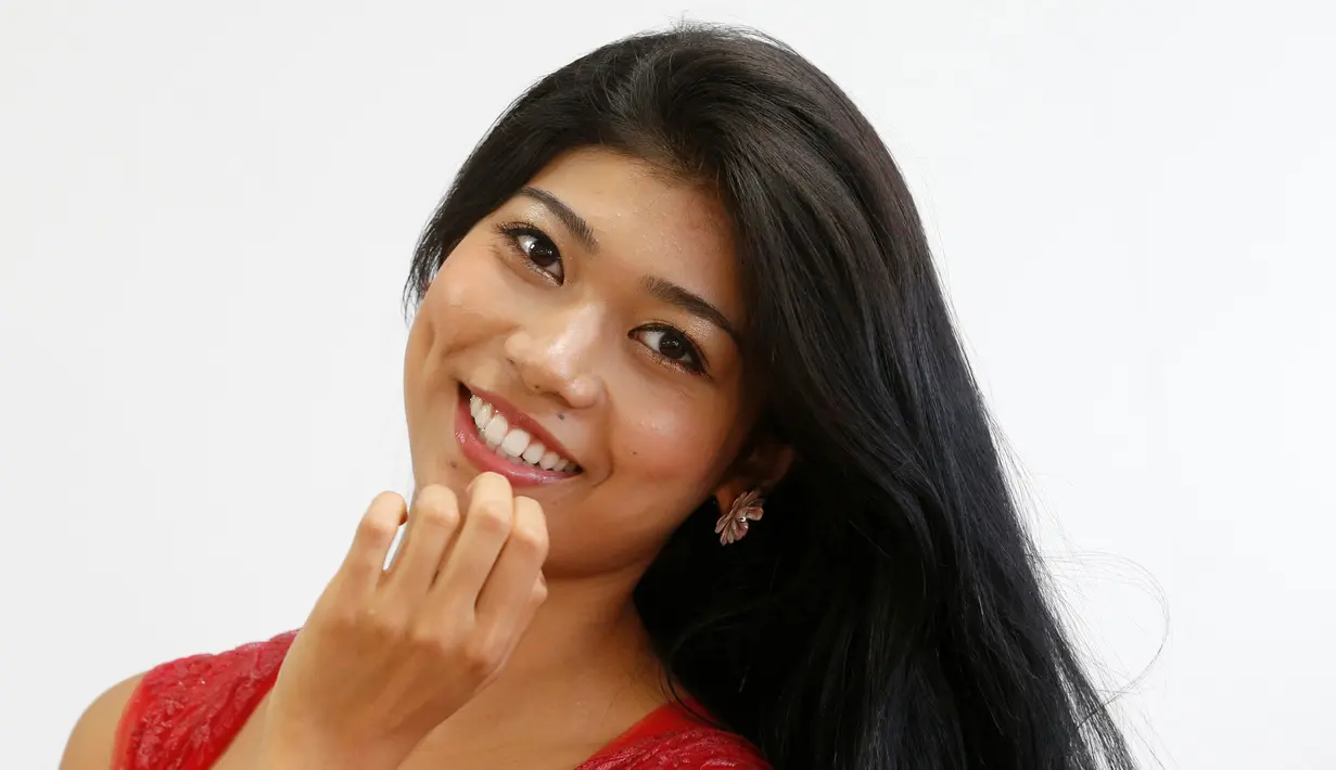 Miss Japan 2016, Priyanka Yoshikawa saat berpose untuk fotografer di workshop desainer di Tokyo, Rabu (7/9). Priyanka akan mewakili Jepang pada kontes Miss World 2016 di Washinton D.C., Amerika Serikat pada Desember 2016 mendatang (REUTERS/Kim Kyung-hoon)