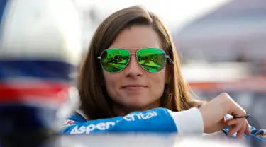 Pembalap cantik, Danica Patrick berdiri di grid sebelum mengikuti balapan kualifikasi the Monster Energy NASCAR Cup Series Kobalt 400 di Las Vegas, Nevada (10/3). (Jonathan Ferrey/Getty Images/AFP)