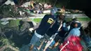 Tim penyelamat dan sukrelawan mengevakuasi korban jatuhnya sebuah bus ke jurang di selatan Manila, Filipina, Selasa (20/3). Bus hilang kendali saat melintas di jalan pegunungan sehingga masuk jurang sedalam 15 meter. (PDRRMO, Mindoro Occidental via AP)