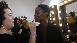 Model saat dirias wajahnya di belakang panggung sebelum tampil membawakan busana koleksi Beira selama Sao Paulo Fashion Week di Sao Paulo, Brasil (16/10/2019). SPFW ke-48 akan berlangsung hingga 18 Oktober.  (AP Photo / Nelson Antoine)