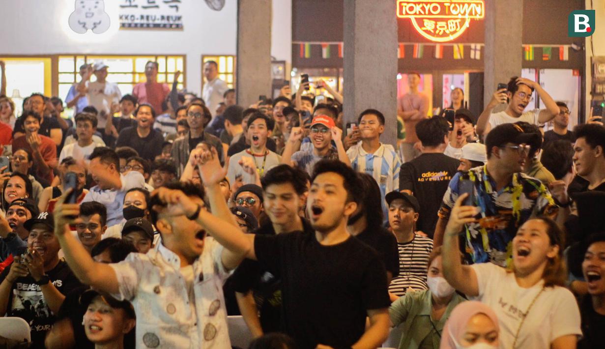 Reaksi penonton saat nobar laga final Piala Dunia 2022 bersama Federal Oil yang berlangsung di daerah Kemang, Jakarta Selatan, Minggu (18/12/2022) malam WIB. Argentina berhasil mengalahkan Prancis melalui babak penalti dengan skor 4-2. (Bola.com/Muhammad Aldiansyah)